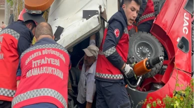 Sakarya'da vinçli kamyonet devrildi: 1 yaralı