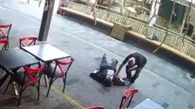 Bayılan gencin cüzdanını çaldı