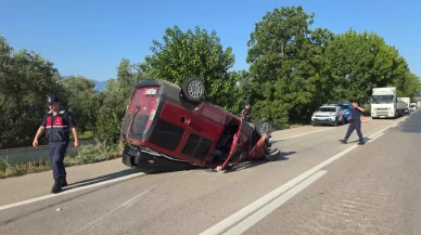 Bursa’da hafif ticari araç traktöre çarptı: 2 yaralı