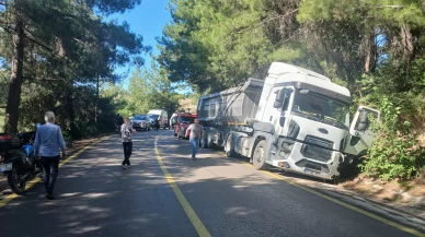 Kadirli’de hafriyat kamyonu ile otomobil çarpıştı