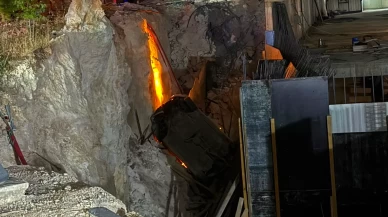 Otomobil 4 metrelik inşaat çukuruna uçtu