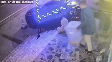 Petshopun önündeki mama kutusunu alıp uzaklaştı