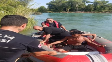 Manavgat Irmağı'nda mahsur kalan 4 kişi botla kurtarıldı