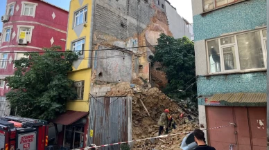 Beyoğlu'nda çöken metruk bina çevredeki araçlara zarar verdi
