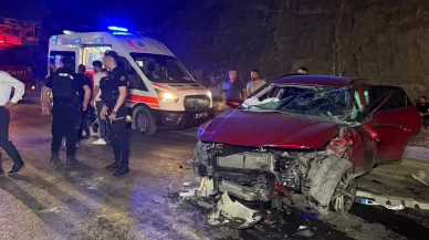 Hakkari’de iki otomobil kafa kafaya çarpıştı: 2’si ağır 7 yaralı