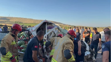 Manisa’da TIR’a çarpan kamyonette yaralanan genç hayatını kaybetti