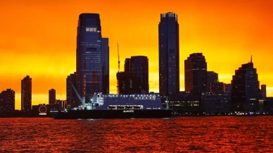 Manhattan silüeti ve renkli bulutlar: New York’ta gün batımı fotoğraflara yansıdı!