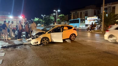 Manisa’da kavşakta iki otomobil çarpıştı: 4 yaralı