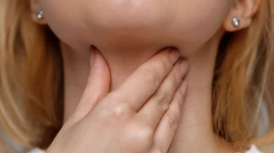 Takma dişsiz yemek yedi, yemek borusuna kemik saplandı