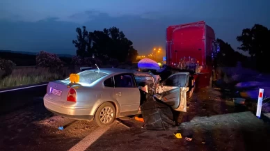 Otomobil duran TIR'a arkadan çarptı! 2 kişi can verdi