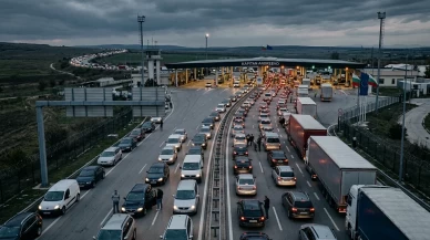 Türkiye sınırında kilometrelerce araç kuyruğu!