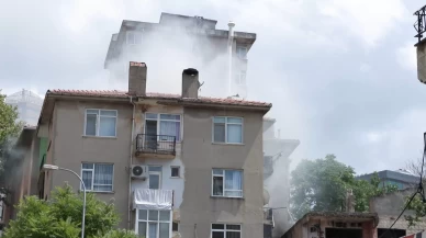 Kadıköy’de apartman boşluğunda çıkan yangın bitişik binaya sıçradı