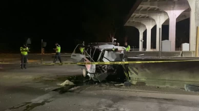 Adana’da gişelerin beton bariyerine çarpan otomobilin sürücüsü öldü