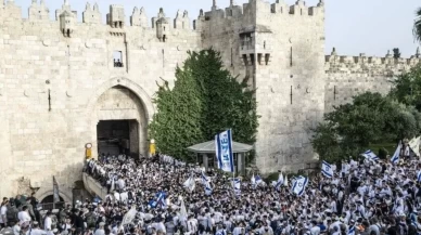 İsrailli yerleşimciler bayrak açıp dini ritüel gerçekleştirdi