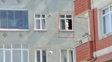 Yürekler ağza geldi! Evin penceresine çıkan bebek mermerde yürüdü