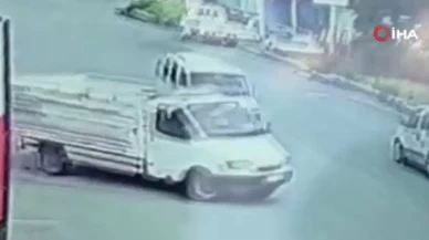 Park halindeki kamyonet ile hafif ticari araç çarpıştı