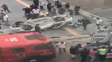 Hatay’ın İskenderun ilçesinde bariyerlere çarpan otomobil devrildi: 2 ölü, 3 yaralı
