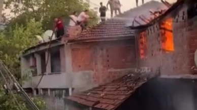 Bartın’da alevler iki katlı ahşap evi sardı