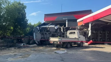Bursa’da akaryakıt istasyonuna giren TIR markete çarptı: 1 ölü, 2 yaralı