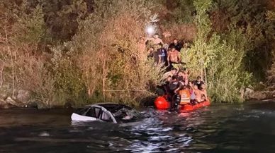 Otomobil taklalar atarak Munzur Nehri'ne uçtu