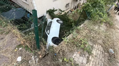 Kocaeli’de kontrolden çıkan otomobil apartman bahçesine uçtu