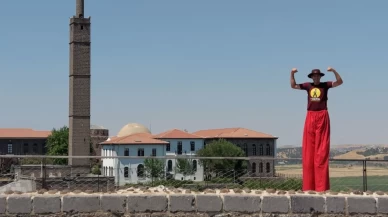 Diyarbakır Surları'nda 'tahta bacak' şov: 15 metre yükseklikte nefes kesen yürüyüş