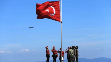 Spil Dağı'ndaki Türk bayrağı 15 Temmuz dolayısıyla yenilendi