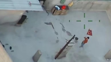 Korkmadı, bayrağıyla selam durdu