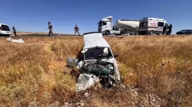 Otomobil traktöre çarptı: Yaralı yakınları sinir krizi geçirdi