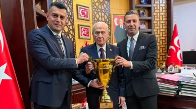 Türkiye Boks Federasyonu’ndan MHP Lideri Bahçeli’ye ziyaret: Şampiyonluk kupası takdim edildi
