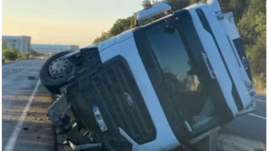 İnegöl girişinde kontrolden çıkan TIR devrildi
