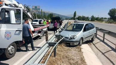 Burdur-Antalya yolunda otomobil bariyerlerin arasına girdi