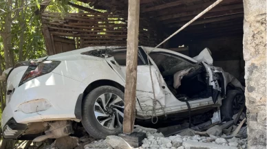 Seydikemer’de otomobil bağ evine girdi
