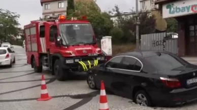 Seyir halindeki otomobil çöken yolun içine düştü