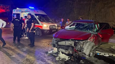 Hakkari’de iki otomobil kafa kafaya çarpıştı: 2’si ağır 7 yaralı