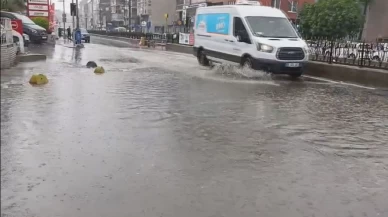 İstanbul'da sağanak felç etti: Cadde ve sokaklar göle döndü!