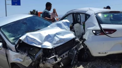 Kayseri'de iki otomobil kafa kafaya çarpıştı