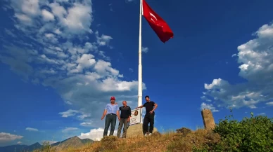 16 metrelik Türk bayrağı omuzlarda taşınarak 1215 rakıma dikildi!