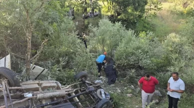 Pikap araç uçuruma yuvarlandı! 3 kişi can verdi, 2 yaralı var