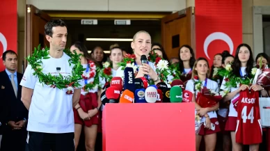 Şampiyon Filenin Sultanları kupayla Türkiye'ye döndü