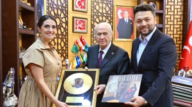 Yaprak Sayar’dan Devlet Bahçeli’ye 'Altın Plak' takdimi