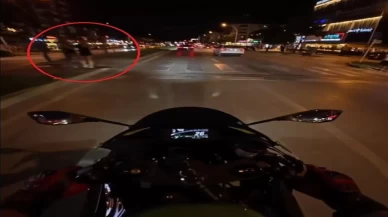 Kaldırıma çıkan araç yayaları teğet geçti