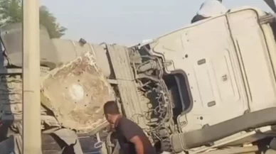 Büyükçekmece’de devrilen beton tankeri trafiği durdurdu
