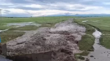 Sel alarmı! Şiddetli yağış yolu ulaşıma kapattı