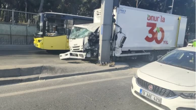 Bahçelievler’de kontrolden çıkan kamyonet yönlendirme direğine çarptı