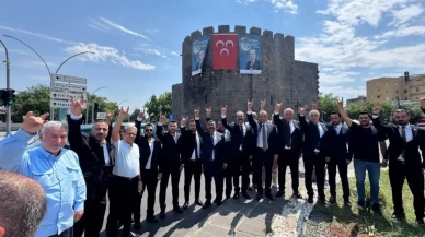 Sur’da Devlet Bahçeli posterli bozkurt pozu!