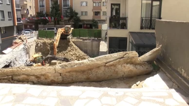 İş makinesinin kepçesi yan binanın balkonuna girdi