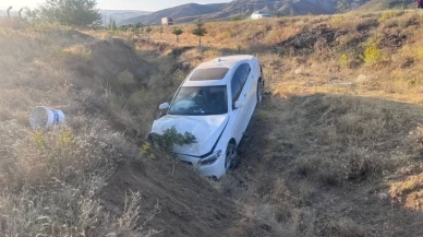 Erzincan-Sivas kara yolunda otomobil şarampole uçtu! 3'ü çocuk 6 kişi yaralandı