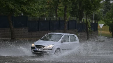 Ankara'da sağanak yolları çökertti!