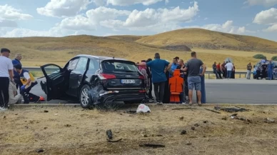 Sivas’ta feci kaza: 2 otomobil kavşakta çarpıştı